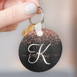 Custom Rose Gold Glitzer Black Sparkone Monogram Schlüsselanhänger<br><div class="desc">Dieses trendige und elegante Design mit hübschem vergoldeten Glitzer aus Rose auf schwarz gebürstetem metallischem Hintergrund macht diese Schlüsselanhänger-Kollektion leicht zu einem persönlichen Erlebnis.</div>