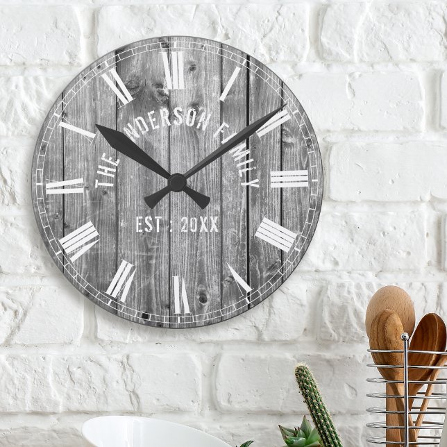 Custom Rustic Grey Wood Family Name Farmhouse Runde Wanduhr (Von Creator hochgeladen)