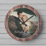 Custom Rustic Modern Wedding Foto Script Wood Runde Wanduhr<br><div class="desc">Rustikale Moderne Mauer des Hochzeitsstils mit hübscher romantischer Schrift,  individuellen Namen und beliebtem Foto. Gutes Geschenk für Neuvermählte,  ein Jubiläum oder Valentinstag! Das dunkle Holzpaneel im Bauernstil macht es zu einer großartigen Ergänzung zu jeder Wohngestaltung im Obergeschoss,  einer Hütte oder einem Landhaus.</div>