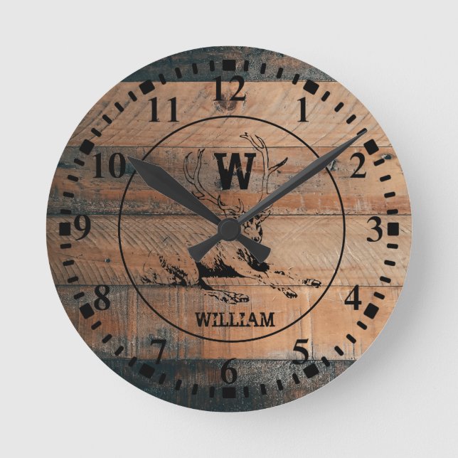 Custom Rustic Wood Texture & Deer Monogram Runde Wanduhr (Vorderseite)