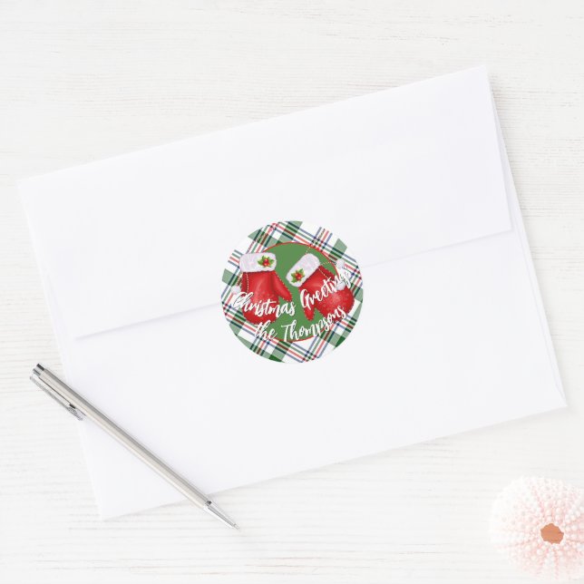 Custom Santas Mittens On Red Green Plaid Pattern Runder Aufkleber (Umschlag)
