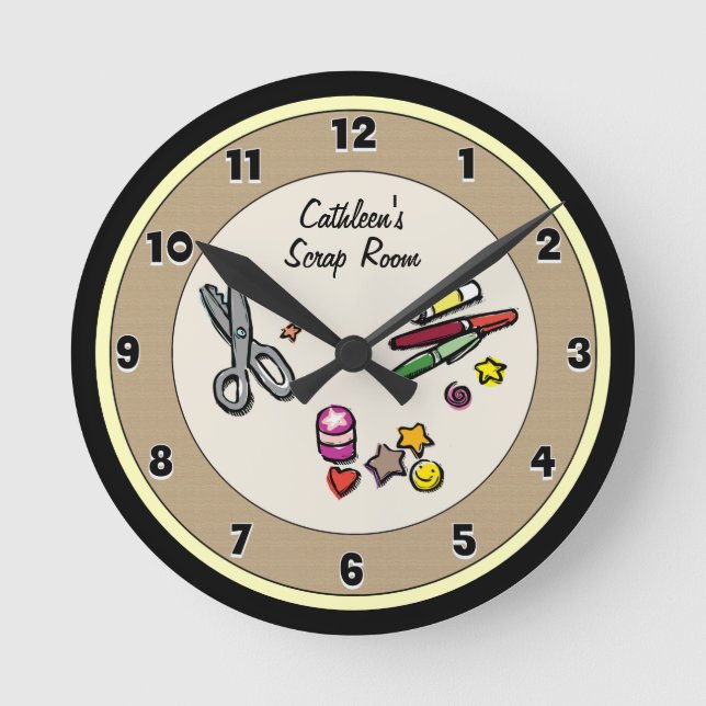 Custom Scraproom or Craft Room Runde Wanduhr (Vorderseite)