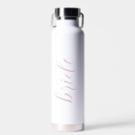 Custom Script Bride Name Elegant Moderne Hochzeit Trinkflasche<br><div class="desc">Custom Script Bride Name Elegant Moderne Hochzeitswasserflasche. Ein modernes und minimalistisches Design in weiß und staubrosa. Jeder Schriftart,  jede Farbe,  kein Minimum.</div>