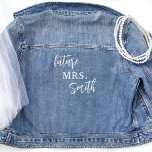 Custom Script, Future Mrs. Jean Wedding Jeansjacke<br><div class="desc">Feiern Sie Ihre Verlobung mit einer Denim Jean Bridal Jacke! Machen Sie wunderbare Erinnerungen mit wunderschöner Verlobung, rett-the-date und Brautparty Fotoshootings! Individuelles Design mit "Future Mrs." und Ihrem Nachnamen in einer schönen Mischung aus moderner handgeschriebener Kalligraphie und Blocktypografie. Passende Brautparty-Jackets mit Textabschnitten, sodass Sie ihren Namen und ihren Party-Titel hinzufügen...</div>