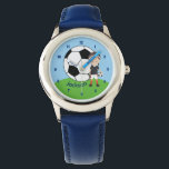 Custom Soccer Boy Armbanduhr<br><div class="desc">Coolen individuell gestaltete Fußball-Kinder beobachten einen Jungen,  der einen Ball auf einem grünen Feld und einen blauen Himmel hinter ihm hält. Die Dekoration des Sportraums wird mit dem Namen Ihres Kindes unter dem riesigen Fußball individuell gestaltet.</div>
