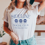 Custom Sports Mama Sideline Social Club T-Shirt<br><div class="desc">Mit diesem niedlichen Design mit "Sideline social club" und drei Camping-Stuhlabbildungen lassen Sie sich in die Ära Ihrer sportlichen Mama eintauchen. Passen Sie sich mit dem Namen Ihres Kindes oder Ihrer Mannschaft an,  um ein tolles Dogout-Mama-Geschenk oder Spendenartikel zu erhalten!</div>