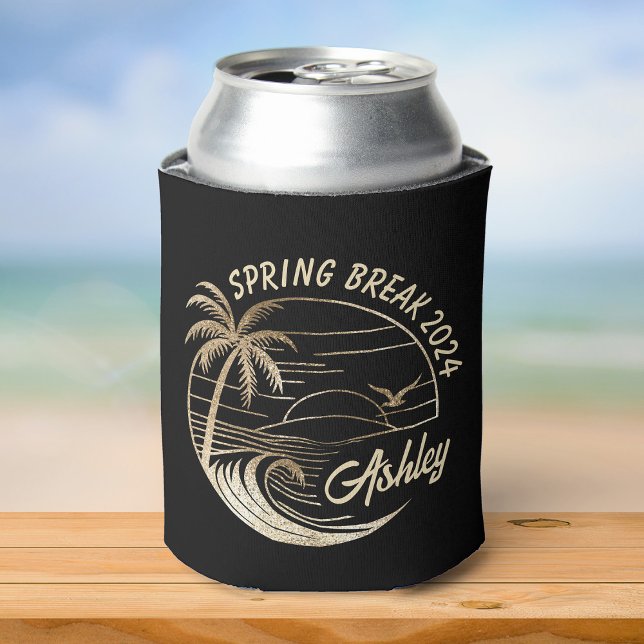 Custom Spring Break Girls Trip Cute Beach Summer  Dosenkühler (A black can cooler featuring "Spring Break 2024" and "Ashley," with a palm tree and wave design)
