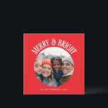 Custom Square Festive Red 2 Family Foto Weihnachte Feiertagskarte<br><div class="desc">Feiern Sie die Saison mit dieser Weihnachtskarte des Fotos Weihnachtsfeiertage der Familie Custom Festive Red 2 Family. Diese quadratische Karte mit einem fett roten Hintergrund und Vintager roter Typografie fügt eine klassische, aber festliche Touch hinzu. Die Vorderseite zeigt Ihr Lieblings-Foto in einem reizvollen Kreis, während die Rückseite bietet ein volles...</div>