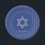 Custom STAR OF DAVID Pappteller<br><div class="desc">Benutzerdefinierter STAR von DAVID Paper Tellern. Eleganter, mittelblauer STAR OF DAVID Papier Teller, mit Imitaten silber Magen David in einem gefliesten Muster. In der Mitte befindet sich ein Bild eines größeren David-Sterns, der CUSTOMIZABLE ist, sodass Sie Ihr eigenes Bild hochladen können. Darunter steht CHAG SAMEACH. Dieses ist auch individuell anpassbar,...</div>