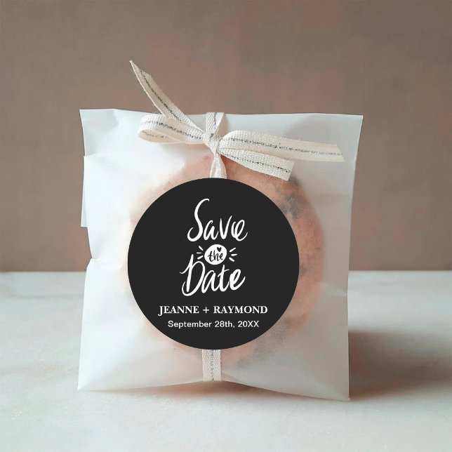 Custom Stylish Black Wedding Speichern Sie das Dat Runder Aufkleber (Custom black save the date sticker adds stylish elegance to wedding invitations.)