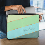 Custom Summer Green Seaglass Blue Yellow Strip Laptopschutzhülle<br><div class="desc">Behalt dein neues elektronisches Gerät sicher vor Stößen und Kratzern mit diesem modischen Schutzgitter aquamarin, türkisblau, wasserdicht, hellbraun, pastellgelb, blau gestreift, wasserresistenter Neopren-Laptop-Hülle mit Reißverschluss. Mit Raum zum Anpassen mit Namen, Monogramm oder Initialen Ihrer Wahl. Schönes, modernes und cooles Cover für den Trend-versierten und kunstliebenden angesagten Trendsetter oder trendigen Retro-Chic-Look-Motiv-Liebhaber....</div>