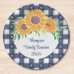 Custom Sunflower Family Wiedersehen Pappteller<br><div class="desc">Planen Sie eine Wiedersehen? Diese Wiedersehen-Papier-Teller der Blumenfamilie werden auf Ihrem Party-Tisch großartig aussehen. Sie sind mit Sonnenblumen in Aquarelltönen und blauen Karos dekoriert. Einfach anpassbar. Original Wasserfarbe © Michele Davies.</div>