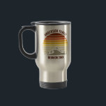 Custom Sunset Mountain Family Wiedersehen Vintag Reisebecher<br><div class="desc">Dieser cool orangefarbene Vintage Sonnenuntergang über Felsgebirgen in der Natur macht ein großartiges Bild auf einem niedlichen Reiseberg für einen Familienurlaub,  eine Wiedersehen,  eine Fahrt oder einen Sommerurlaub. Erinnern Sie sich an Ihre Ferienwoche mit einem lustigen Sake-Geschenk mit Ihrem eigenen Nachnamen und dem Jahr.</div>