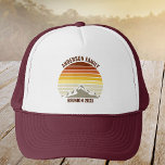 Custom Sunset Mountain Family Wiedersehen Vintag Truckerkappe<br><div class="desc">Dieser cool orangefarbene Vintage Sonnenuntergang über Felsgebirgen in der Natur macht ein großartiges Bild auf einem niedlichen Hut für einen Familienausflug,  eine Wiedersehen oder einen Sommerurlaub. Erinnern Sie sich an Ihre Ferienwoche mit einer Fun Cap mit Ihrem eigenen Nachnamen und dem Jahr.</div>
