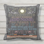 Custom Sunshine Vintag Chalkboard Artwork Kissen Für Draußen<br><div class="desc">Fügen Sie diesem niedlichen Vintagen Chalkboard-Kunstwerk einen Namen hinzu,  um ein besonderes Geschenk für jemanden zu machen,  den Sie interessieren.</div>