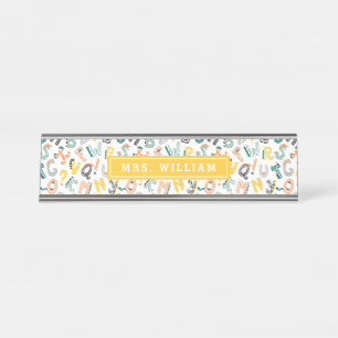 Custom Teacher Name Niedlich Dino Alphabet Muster Schreibtischnamensplakette