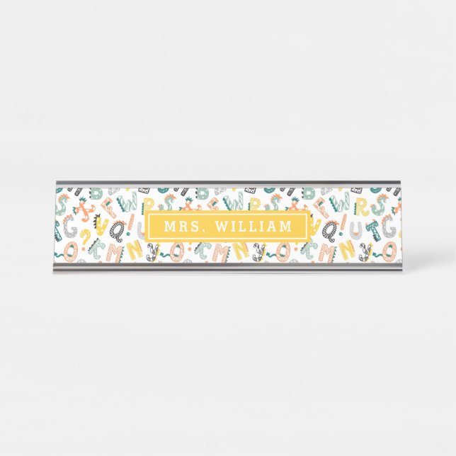 Custom Teacher Name Niedlich Dino Alphabet Muster Schreibtischnamensplakette (Vorderseite )