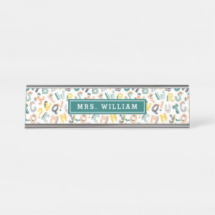Custom Teacher Name Niedlich Dino Alphabet Muster Schreibtischnamensplakette