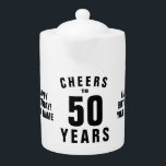 Custom Teekanne für 50. Geburtstagsparty<br><div class="desc">Maßgeschneiderter Teekessel für 50. Geburtstagsparty. Personalisieren Sie mit Ihrem Namen oder Angebot.</div>