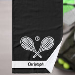 Custom Tennis Thema Mit Monogramm Name Tennis Ball Handtuch<br><div class="desc">Das Mit Monogramm Handtuchhandtuch für Tennisliebhaber, das speziell für Tennisfans konzipiert wurde. Dieses Handtuch ist ideal für Single, Doppel-Mannschaften und sogar Trainer. Das in Schwarz-Weiß gehaltene Handtuch ist mit einem markanten Logo für Tennisball und Schläger versehen und verleiht Ihrem Tennisgerät eine stilvolle Touch. Was dieses Handtuch auseinander Set, ist die...</div>