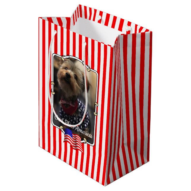 Custom Two Fotos USA Flag Patriotic Niedlich Mittlere Geschenktüte (Rückseite Schrägansicht)