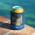 Custom Vintag 1943 80th Birthday Party Foto Dosenkühler<br><div class="desc">Custom Vintag 1943 80. Geburtstagsparty Foto kann kühler. Beginnen Sie das Party mit dieser Bierdose kühler. Passen Sie den Text an und fügen Sie ein Foto für ein tolles Geburtstagsgeschenk hinzu. Kann für jedes Alter verwendet werden.</div>