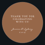 Custom Warm Brown Rustic Danke Hochzeit Runder Aufkleber<br><div class="desc">Dieser runde Dankeschön-Aufkleber verbindet zeitlose Einfachheit mit persönlicher Wärme, mit klassischem Serifentext für die Hauptbotschaft und elegantem Drehbuch für Namen und Datum. Der braune Hintergrund verleiht dem Ganzen ein gemütliches, gepflegtes Ambiente, das sich perfekt für moderne rustikale, bodenbelassene oder minimalistische Hochzeitsthemen eignet. Dieser Aufkleber eignet sich ideal zum Versiegeln von...</div>
