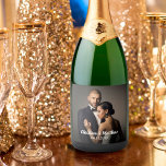 Custom Wedding Bride and Groom's Foto<br><div class="desc">Toast der Braut und Bräutigam mit Sekt, der mit einem Foto des glücklichen Paares personalisiert ist. Dieses Design hat eine Textvorlage, die an die Braut- und Bräutigam-Namen und das Hochzeitsdatum angepasst werden kann, sowie eine Fotovorlage zum Hochladen des gewünschten Fotos. Personalisieren Sie, wenn Sie möchten, um Ihre Gelegenheit Anzug. Diese...</div>