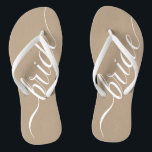 Custom Wedding Colors Bride Flip Flops<br><div class="desc">Elegante weiße "Braut" mit bearbeitbarem Farbhintergrund. Klicken Sie auf "Anpassen" und verwenden Sie die Uhren auf der rechten Seite, um die Hintergrundfarbe zu ändern. Das Augenseilwerkzeug gibt Ihnen noch mehr Armbanduhren, und die "erweiterte" Verbindung öffnet das gesamte Spektrum. Sie können auch einen Hex-Wert kopieren und einfügen, wenn Sie einen haben....</div>