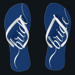Custom Wedding Colors Bride Flip Flops Navy Blue<br><div class="desc">Elegante weiße "Braut" mit bearbeitbarem Farbhintergrund. Diese Vorlage zeigt marineblau. Klicken Sie auf "Anpassen" und verwenden Sie die Uhren auf der rechten Seite, um die Hintergrundfarbe zu ändern. Das Augenseilwerkzeug gibt Ihnen noch mehr Armbanduhren, und die "erweiterte" Verbindung öffnet das gesamte Spektrum. Sie können auch einen Hex-Wert kopieren und einfügen,...</div>