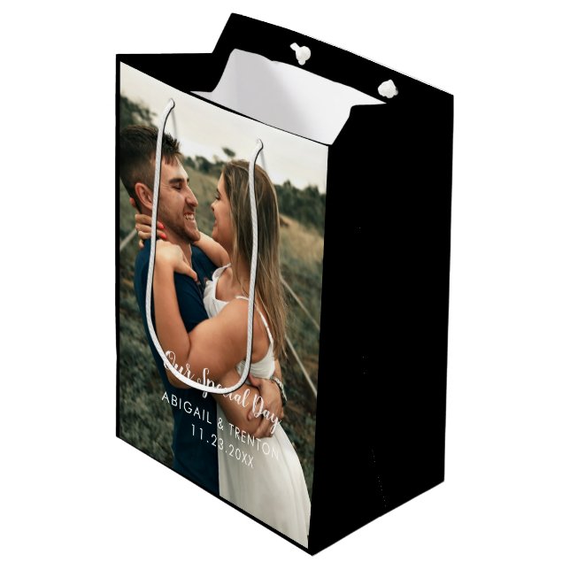 Custom Wedding Day Foto Mittlere Geschenktüte (Vorderseite Schrägansicht)