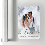 Custom Wedding Foto Liebe Grau Script Magnet<br><div class="desc">Feiern Sie Ihre Hochzeit mit diesem flexiblen Magneten,  der das Wort "Liebe" in elegantem handgeschriebenem Holzkohlefaser mit Swashes am Anfang und Ende verwendet. Personalisieren Sie es mit Ihren Namen und Hochzeitsdatum,  und ersetzen Sie das Beispielbild durch Ihr Lieblings-Hochzeitsgeschenk Foto. Mithilfe eines Farbverlaufsefilters wird der Pop des Textes erzeugt.</div>