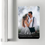 Custom Wedding Foto Liebe White Script Magnet<br><div class="desc">Feiern Sie Ihre Hochzeit mit diesem flexiblen Magneten, der das Wort "Liebe" in elegantem, weißem Schriftsatz mit Swashes am Anfang und Ende enthält. Personalisieren Sie es mit Ihren Namen und Hochzeitsdatum, und ersetzen Sie das Beispielbild durch Ihr Lieblings-Hochzeitsgeschenk Foto. Ein Filter mit schwarzem Farbverlauf hilft, den Text zu Pop zu...</div>