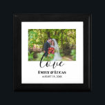 Custom Wedding Foto Simple Elegante Calligraphy Erinnerungskiste<br><div class="desc">Maßgeschneidertes Design mit eigenem Foto vor der Hochzeit auf schlichtem weißem Hintergrund für Ihren besonderen Tag. Das Design verfügt über moderne Kalligrafietexte auf der unteren Seite,  die nach Ihren Wünschen angepasst werden können. Bitte besuchen Sie meine Sammlung für passende Artikel.</div>