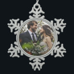 Custom Wedding Foto Snowflake Ornament<br><div class="desc">Einfach und hübsch ist diese minimalistische Typografie "Erste verheiratete Weihnachtsgeschmack" leicht mit einem beliebten Foto, Jahr und gemeinsamen Nachnamen zu personalisieren.</div>