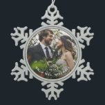 Custom Wedding Foto Snowflake Ornament<br><div class="desc">Einfach und hübsch ist diese minimalistische Typografie "Erste verheiratete Weihnachtsgeschmack" leicht mit einem beliebten Foto,  Jahr und gemeinsamen Nachnamen zu personalisieren.</div>