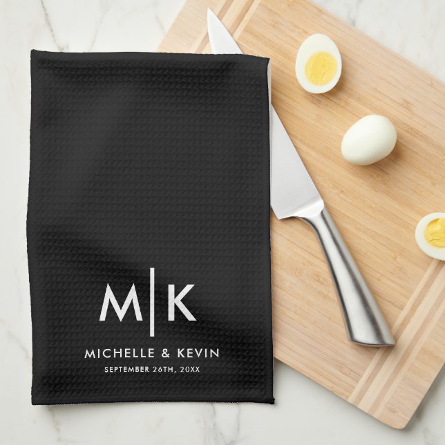 Custom Wedding Modern Monogram Initials Black Geschirrtuch (Viertel Falte)