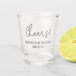 Custom Wedding Shot Glass Cheers Schnapsglas<br><div class="desc">Feiern Sie Ihren besonderen Tag mit dieser eleganten, maßgeschneiderten Hochzeitsbrille. Mit dem fröhlichen Text "Cheers" und dem Namen von Braut und Bräutigam sind diese Brillen perfekt geeignet, um Ihren Hochzeitsfeiern eine unvergessliche Touch zu verleihen. Personalisieren Sie mit Ihren Namen und Hochzeitstag, um einen einzigartigen Sake für Ihre Gäste zu schaffen....</div>