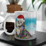 Custom Weihnachtsmannmütze Frohe Weihnachten Havan Kaffeetasse<br><div class="desc">Weihnachtsfeiertag Havanese mit dem Hut des Weihnachtsmannes mit Schnee und Urlaubshintergrund mit festlicher Stimmung. Fröhlicher Weihnachtstext in der Mitte mit einem anpassbaren Namen darauf. Sie können hier Ihren eigenen Namen oder ein anderes kurzes Zitat angeben, wenn Sie möchten. Perfekte Ergänzung zu Ihren Alltagsgegenständen. Mit einem charmanten Hundeprint und einer spannenden...</div>