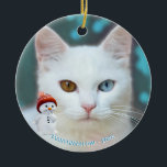 Custom White Cat Foto mit Niedlichem Snowman Keramik Ornament<br><div class="desc">Maßgeschneidertes weißes,  ungerade-mit Augen KatzenFoto mit niedlichem Schneemann-Ornament. Ideal für alle! Text kann personalisiert sein.</div>