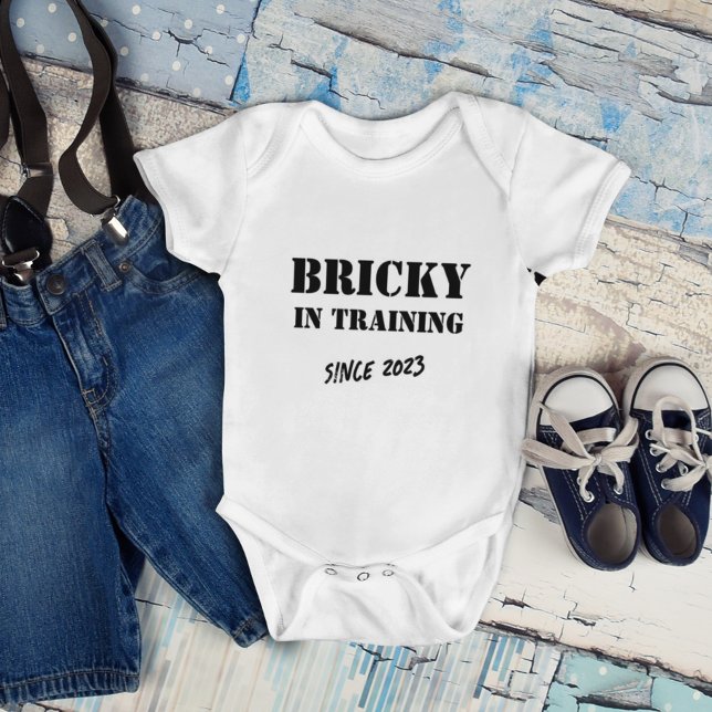 Custom Year "Bricky in Training" Funny Bricklayer Baby Strampler (Von Creator hochgeladen)