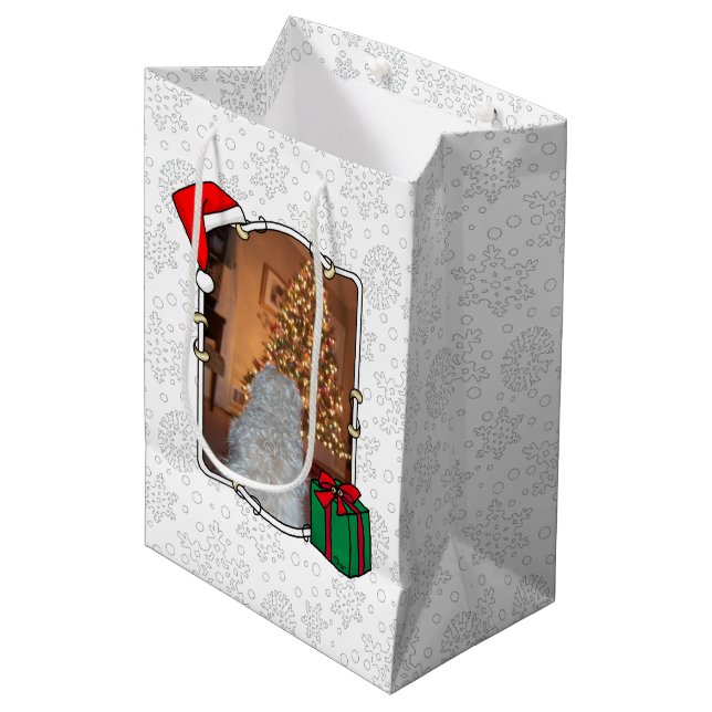 Custom Zwei Foto Weihnachtsfeier Weihnachtsmannmüt Mittlere Geschenktüte (Vorderseite Schrägansicht)
