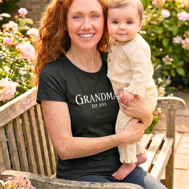 Customize New Grandma Name Established 2026 Gift   T-Shirt (Von Creator hochgeladen)