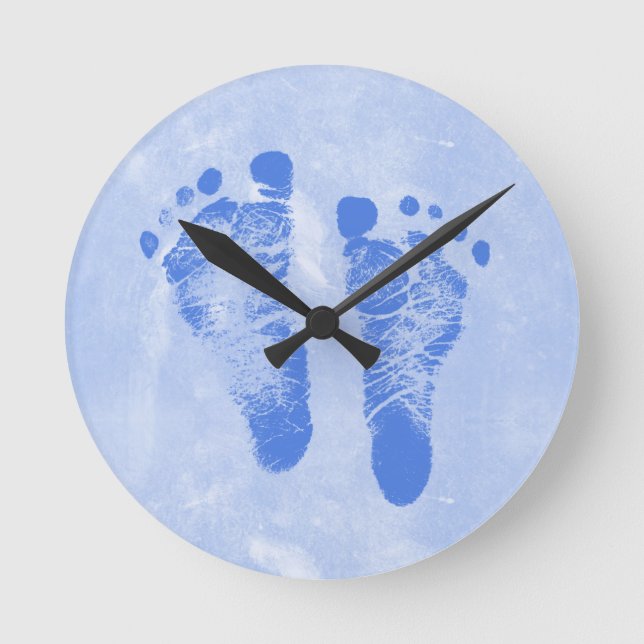 Cute Baby Boy Footprints Runde Wanduhr (Vorderseite)