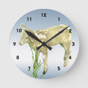 Cute Baby Lamb and Blue Sky Wall Clock Runde Wanduhr