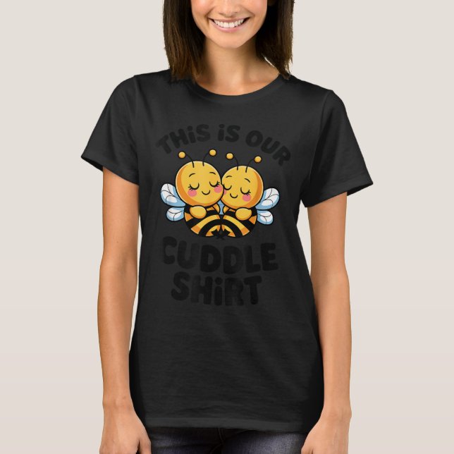 Cute Bee Couple Cuddle Funny Romantic  T-Shirt (Vorderseite)