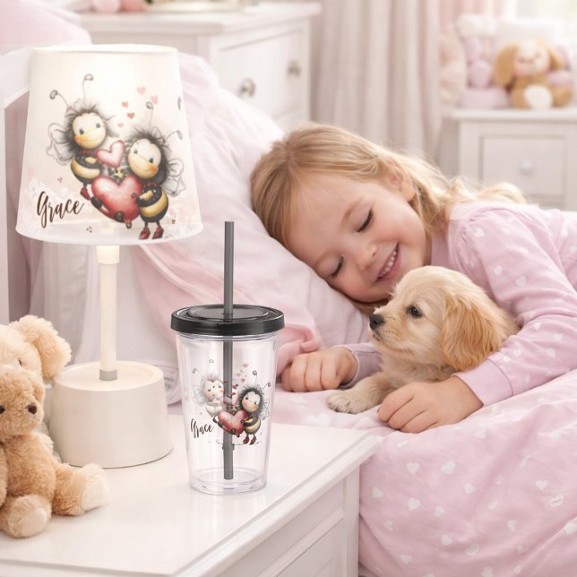 Cute Bee Holding Heart Acryltrinkbecher (Von Creator hochgeladen)