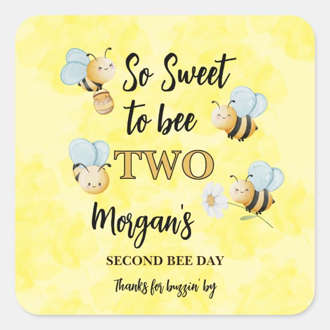 Cute Bee Two Yellow Black Second Birthday Party Quadratischer Aufkleber (Vorderseite)