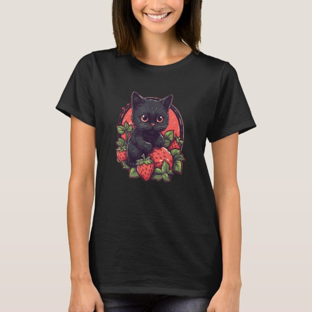 Cute black cat sitting on a patch of strawberries  T-Shirt (Vorderseite)