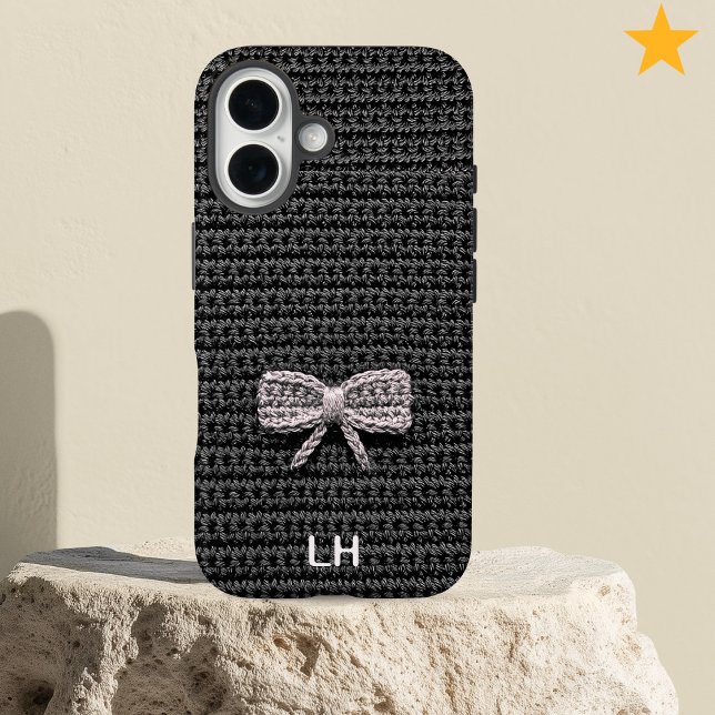 Cute Black Crochet Bow Yarn Custom Name iPhone 16 Hülle (Von Creator hochgeladen)